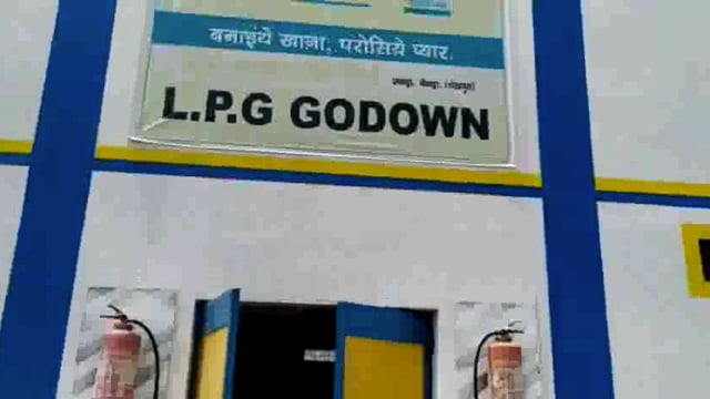 भारत गैस एजेंसी के गोदाम का ताला तोड़कर अज्ञात चोरों ने गैस से भरी सिलेंडर की चोरी की