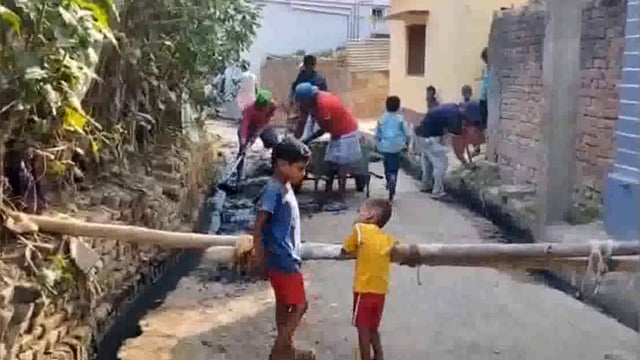 सिद्धार्थनगर जिले के सिसहनियाँ मे ग्रामीण कर रहे हैं खुद नाले की सफाई