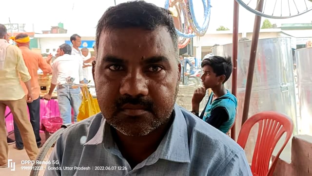 प्रसाद वितरण कार्यक्रम में पहुंचे समाजसेवी ने सहयोग कर जताई खुशी।