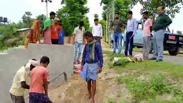 जलकर गांव में BDO ने छठ घाट निर्माण कार्य का किया निरीक्षण