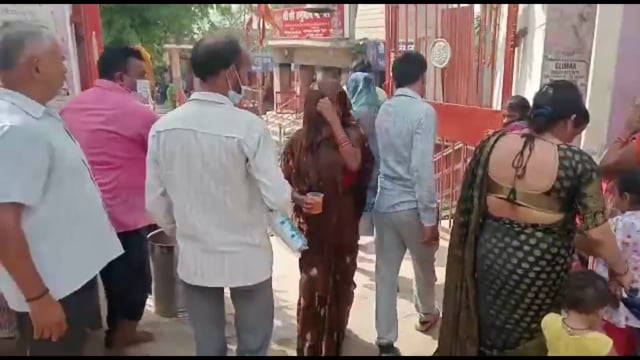 पट्टी कस्बे के हनुमान मंदिर पर समाजसेवी व व्यवसायियों ने राहगीरों को गर्मी से निजात दिलाने के लिए पिलाया शरबत