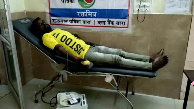 एक कॉल पर बारां ब्लड बैंक रक्तदान करने पहुंचे महावीर सुमन 
बारां जिले के मांगरोल तहसील के राष्ट्रीय फूले बिग्रेड के कार्