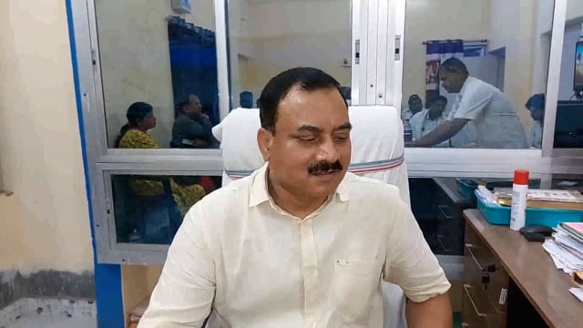 सिरदला में आंगनबाड़ी केंद्रों की जांच के बाद मीडिया से मुखातिब होते डीडीसी मो.नैयर इकबाल व सीडीपीओ अंजू कुमारी