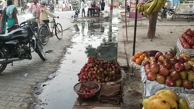 प्रतापगढ़ जिले के कुंडा तहसील के बिहार बाजार में सफाई कर्मी रहता है आए दिन नदारद दुकानदार परेशान लगा गंदगी का अंबार