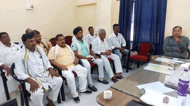 उप विकास आयुक्त ने सिरदला प्रखंड कार्यालय में मुखिया के साथ की बैठक