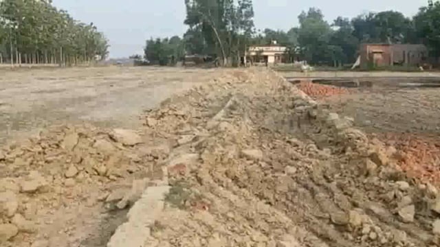 सिद्धार्थनगर मनरेगा कार्य में मजदूरों के जगह जेसीबी से हो रहा कार्य 