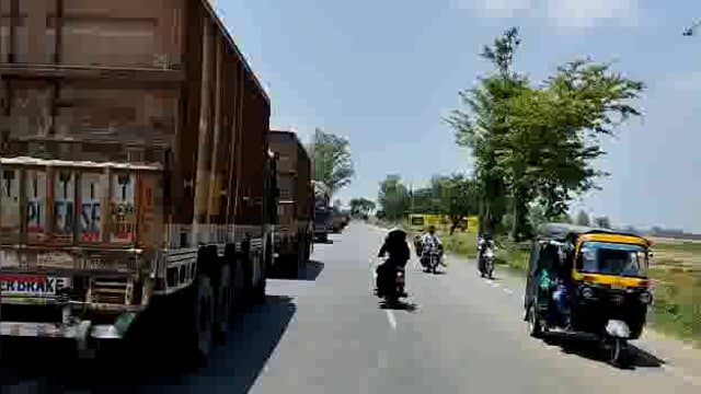 सिद्धार्थनगर जिले के ढेबरुआ के पास रोड पर घुमते मौत के घोड़े 