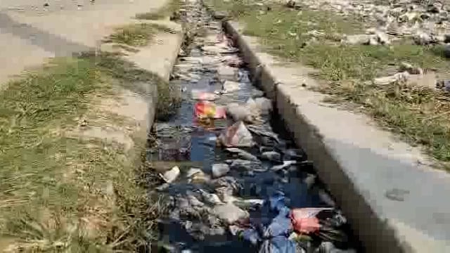 सिद्धार्थनगर जिले के सिसहनिया गांव में गंदगी का अंबार 