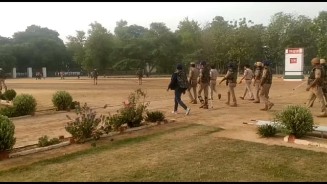 बाराबंकी पुलिस लाइन में दंगाइयों से निपटने को लेकर किया गया अभ्यास 