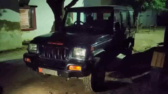 बोलेरो पर लगा बाइक का नंबर प्लेट पुलिस ने चेकिंग के दौरान मंदिर चौराहे पर पकड़ा ।