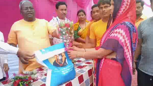 भाजपा सरकार के 8 वर्ष पूर्ण होने के उपलक्ष्य में क्षेत्रीय विधायक ने पात्र गृहस्थी कार्ड धारकों को वितरित किया राशन