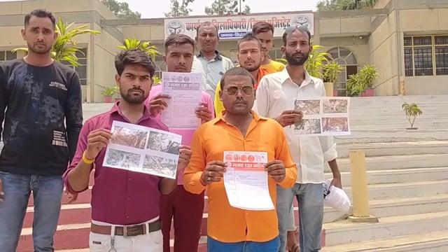 भगवा रक्षा वाहिनी के प्रांतीय अध्यक्ष राकेश कुमार मिश्रा ने दिया जिला अधिकारी को ज्ञापन।