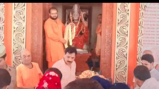 अमेठी एसपी दिनेश सिंह ने टीकरमाफी आश्रम में हनुमानजी की पूजा कर बांटे लड्डू