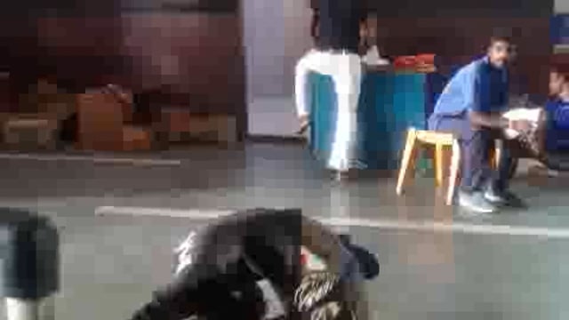 पापी पेट के लिए बालक करतब दिखाते हुए मऊ रेलवे स्टेशन का नजारा