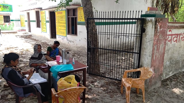 गोंडा न्यूज़ ग्राम पंचायत नारायणपुर के परिषदीय विद्यालय में शिविर लगाकर 26 लोगों को लगाई गई कोराना की वैक्सीन