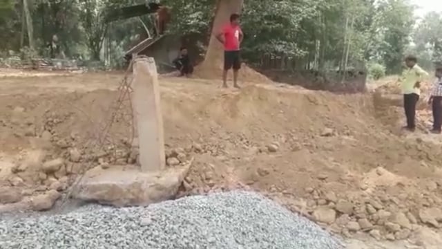 बैनामे की जमीन पर युवक द्वारा कराए जा रहे निर्माण कार्य को दबंगों ने जेसीबी से ढहाया,पुलिस से शिकायत