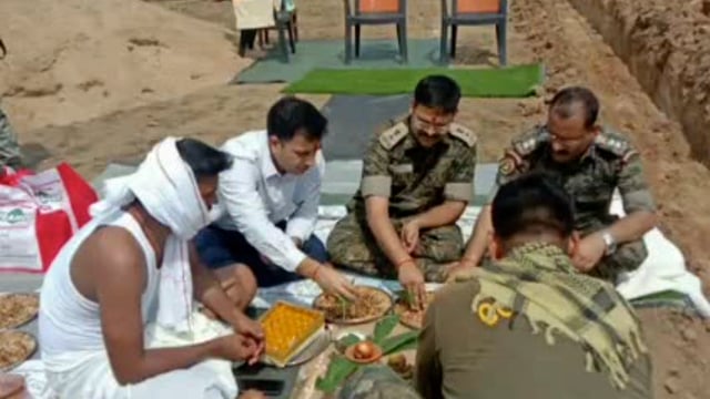 लांगुराही पचरुखिया पहाड़ों पर निर्माणाधीन सीआरपीएफ कैंप स्थल का डीएम एवं एसपी ने किया निरीक्षण