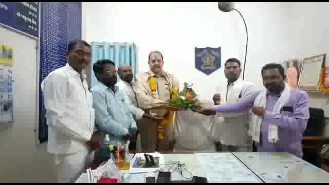 शहरात अनमोल रतन म्हणून ओळख निर्माण करणारे उपविभागीय पोलीस अधिकारी डॅनियल बेन व पोलीस निरीक्षक गोरख दिवे यांचा सत्कार