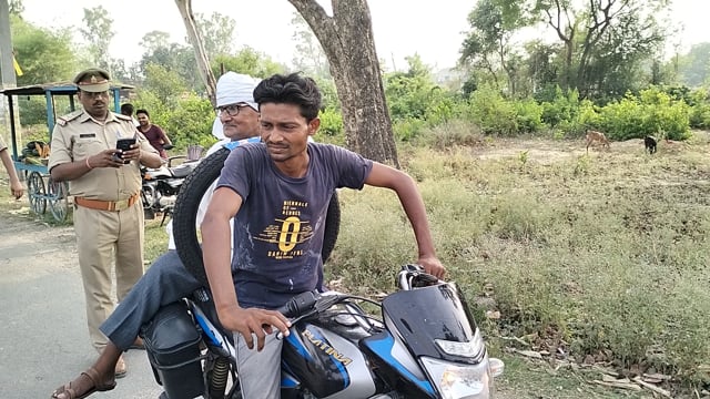 वजीरगंज के भगोहर चौराहे पर पुलिस ने चलाया दोपहिया वाहन चेकिंग अभियान 3बाइको का काटा ई चलान 