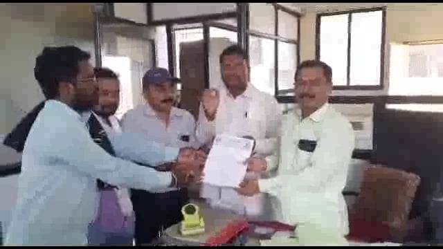 हनुमान नगर येथील रस्ता करून द्यावा,विविध संघटनेची मुख्याधिकाऱ्याकडे निवेदनाद्वारे मागणी