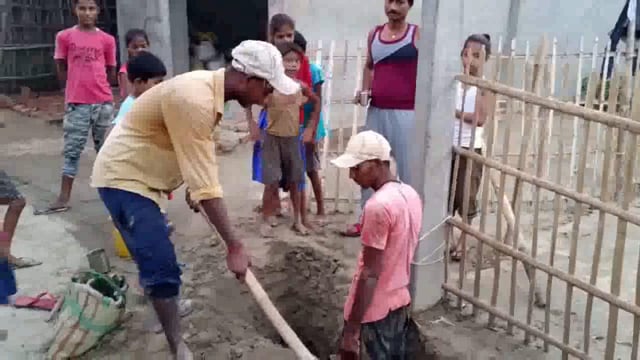 कालसर के वार्ड संख्या 12 में विभाग के द्वारा नल जल कनेक्शन का कराया जा रहा है मरम्मतिकारण, ग्रामीणों में हर्ष