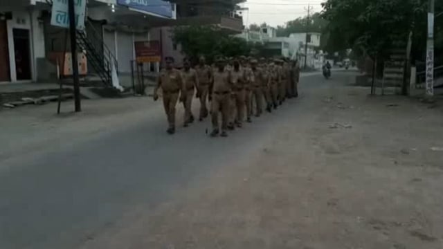रायबरेली पुलिस अधीक्षक के निर्देश पर कोतवाली पुलिस ने कस्बे में निकाला फ्लैग मार्च.