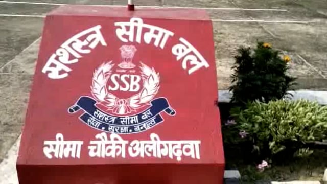 अलिगढ़वा के पास प्रतिबंधित लकड़ी की तस्करी करते समय 2 तस्कर गिरफ्तार 