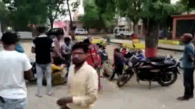 लखीमपुर खीरी (यूपी) सड़क हादसे में बाइक और साइकिल की आमने-सामने भिड़ंत में 3 लोग घायल एक की मौके पर मौत