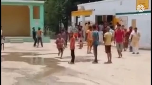 खजुरिहा गांव में ग्राम पंचायत की खुली बैठक में दो पक्षों में जमकर चले लाठी-डंडे वीडियो सोशल मीडिया पर हुआ वायरल 