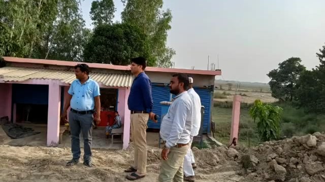 वर्षा से पहले बाढ़ निरोधक पूरा कराएं कार्य सिगारजोत गागापुर स्थित बंधे पर निर्माणाधीन कार्य का निरीक्षण करते SDM इटवा