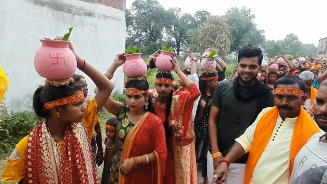 चानन  : महेशलेटा गांव के नवनिर्मित शिव मंदिर में शिव-पार्वती के प्राण-प्रतिष्ठा को ले निकली भव्य कलश शोभायात्रा।