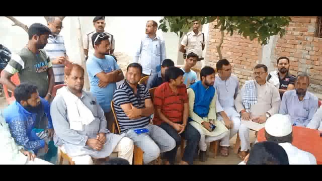 आजमनगर के नया टोला पस्तिया स्थित पीड़ित परिवार से मिले बराड़ी के पूर्व विधायक नीरज कुमार यादव, दिया संतावना