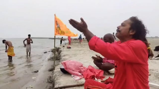 गंगा दशहरा के अवसर पर लोगों ने लगाई आस्था की डुबकी है