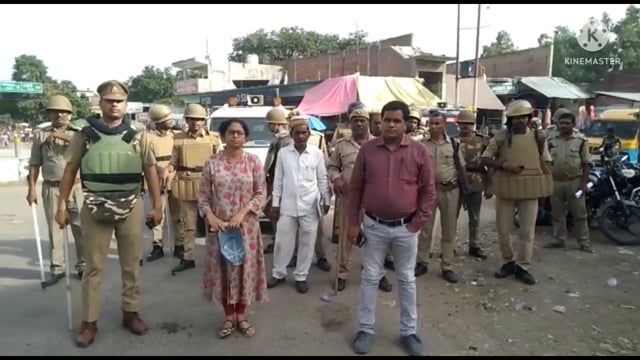 उप जिलाधिकारी प्रिया सिंह बदोसराय थाना अध्यक्ष अमित मिश्रा के साथ कस्बा बदोसराय में निकाला फ्लैग मार्च 