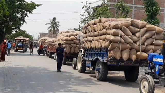 समेली प्रखंड में मक्का व्यापारियों द्वारा अव्यवस्थित ढंग से मक्का खरीदारी करने के वजह से आवागमन में हो रही है परेशानी।