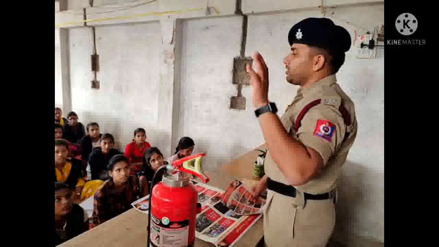 अग्निशमन पदाधिकारी नीरज कुमार ने फुल्लीडुमर बाजार के एक कोचिंग संस्थान के पास आग से बचाव हेतु दी जानकारी