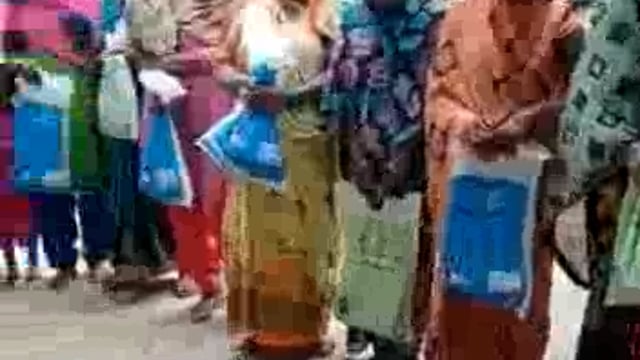 महीलाओं में वितरण किया गया राशन सामग्री वा पोषाहार 