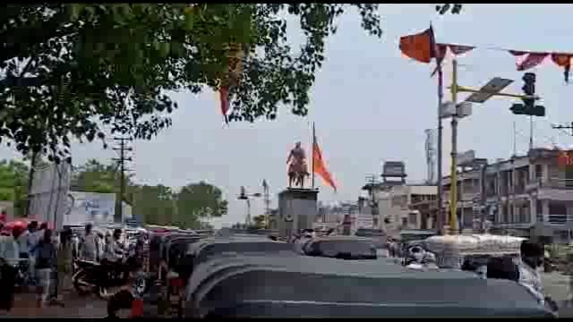 शहरात झेब्रा क्रॉसिंग नसल्याने वाहतुकीची कोंडी तर वाहतूक पोलिसांची तारेवरची कसरत