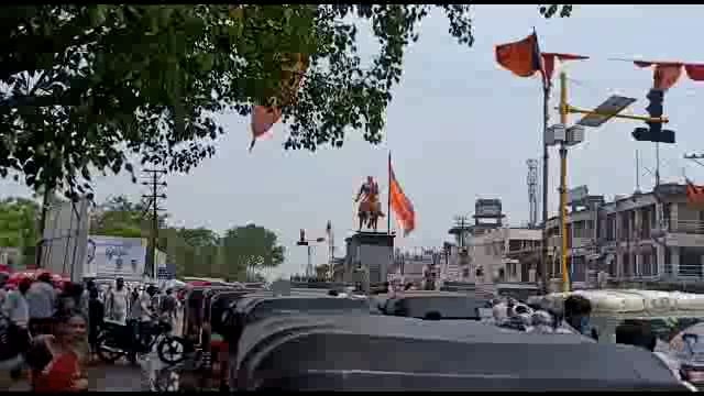 शहरात झेब्रा क्रॉसिंग नसल्याने वाहतुकीची कोंडी तर वाहतूक पोलिसांची तारेवरची कसरत