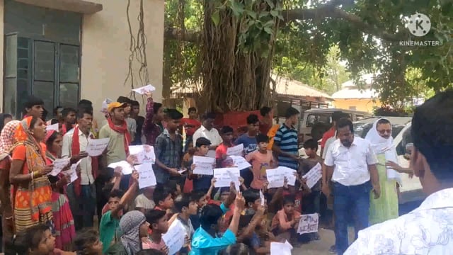 जमीनी विवाद में जख्मी समर्थकों ने अभियुक्तों की गिरफ्तारी को लेकर किया घेराव प्रदर्शन