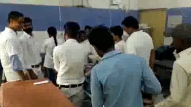 ट्रैक्टर के झटके से ऑटो सवार 12 वर्षीय बच्ची का पैर कुचला,ओबरा के कारण मोड़ के समीप की घटना