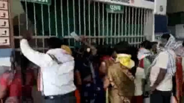 चिकित्सा का पुर्जा स्पष्ट नहीं होने के कारण सदर अस्पताल में नहीं मिली दवा,मरीज के परिजनों ने किया हंगामा