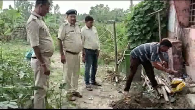 हसनगंज थाना प्रांगण में कुल दो कांडों में लगभग 1.5 लीटर अंग्रेजी व 04 लीटर देसी जप्त शराब का हुआ विनिष्टीकरण