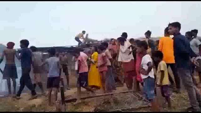 खड़हारा के महादलित टोले में  भीषण आग लगने से 8 घर जलकर राख। 