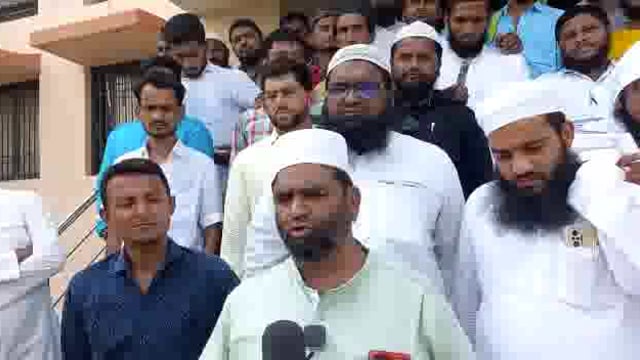 नुपूर शर्माने केलेल्या वादग्रस्त व्यक्तव्याच्या विरोधात उलेमा ए हिंदचे उपजिल्हाधिकारी कार्यालयासमोर निदर्शने