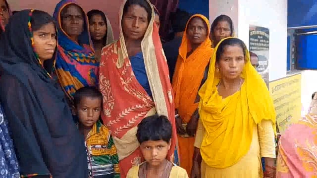 प्रखंड कार्यालय समेली में विभिन्न पंचायतों के ग्रामीणों ने बीडीओ से लगाई मदद की गुहार।