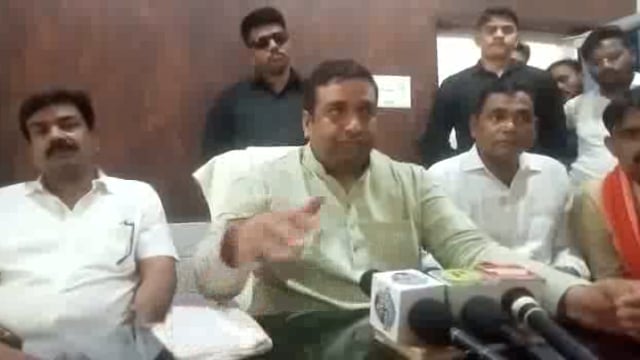 उन्नाव।

विधायक अनिल सिंह का बयान बाबा का बुलडोजर जल्द पुरवा लोट बिछिया में एक सभा को संबोधित करते हुए दिया बयान।#ABVP 