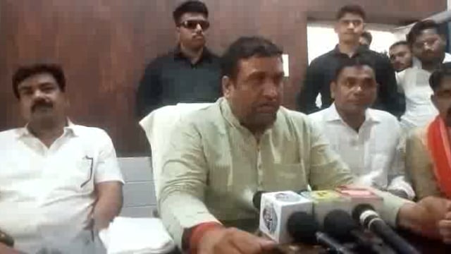 उन्नाव।

विधायक अनिल सिंह का बयान बाबा का बुलडोजर जल्द पुरवा लोट बिछिया में एक सभा को संबोधित करते हुए दिया बयान।#ABVP 