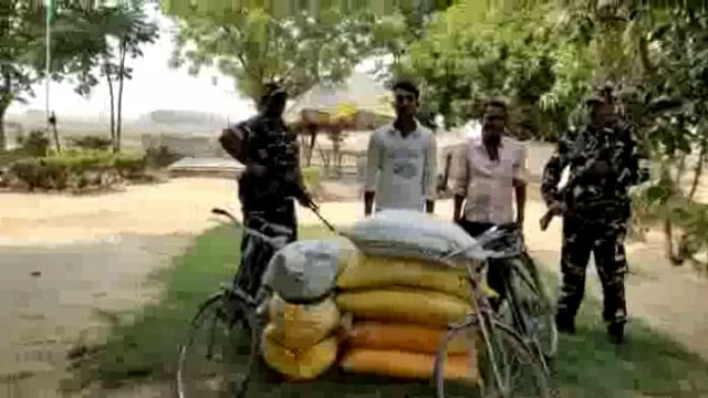 एसएसबी 43 वीं बटालियन ने कबसिहवा बार्डर के पास दो तस्कर को किया गिरफ्तार 