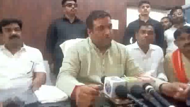 उन्नाव।

विधायक अनिल सिंह का बयान बाबा का बुलडोजर जल्द पुरवा लोट बिछिया में एक सभा को संबोधित करते हुए दिया बयान।#ABVP 